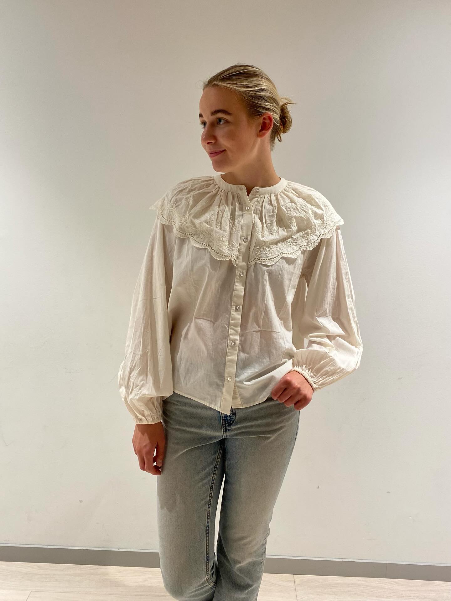 Bluse med brodert kappe - Offwhite - 6
