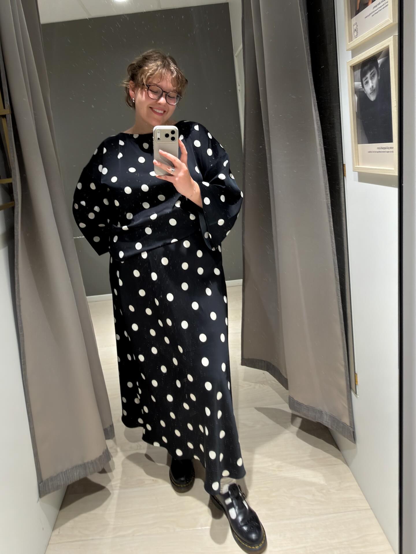 Satynowa bluzka w kropki - Czarne - 8