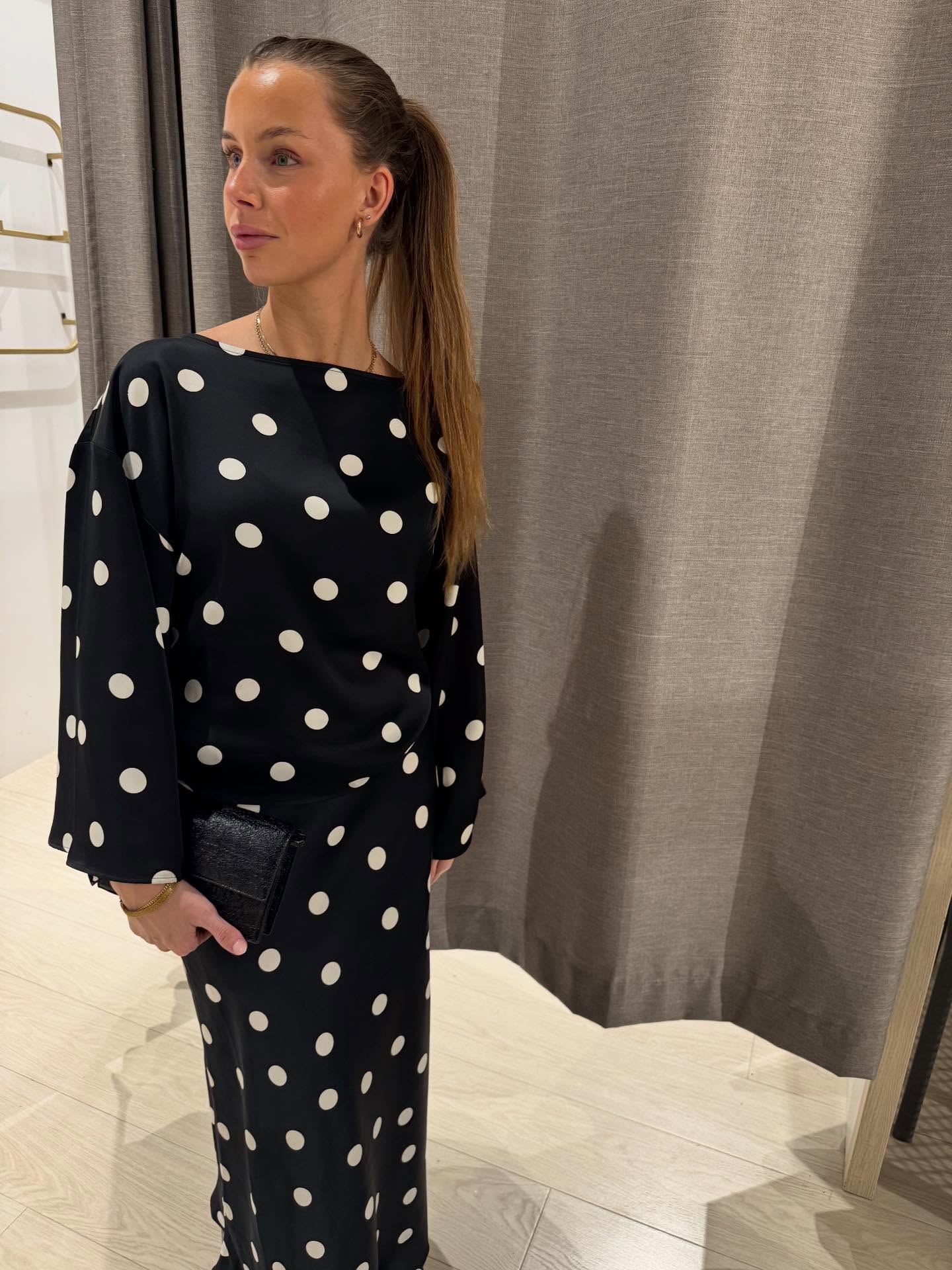 Satynowa bluzka w kropki - Czarne - 9