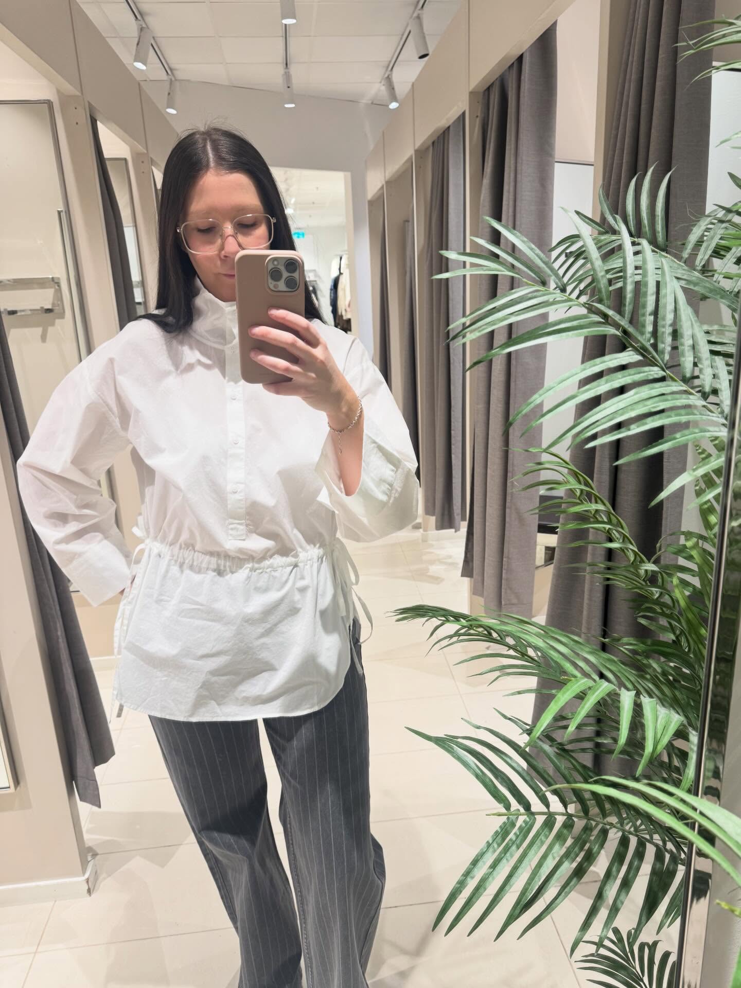 Skjorta med dragsko och ståkrage - Vit - 7