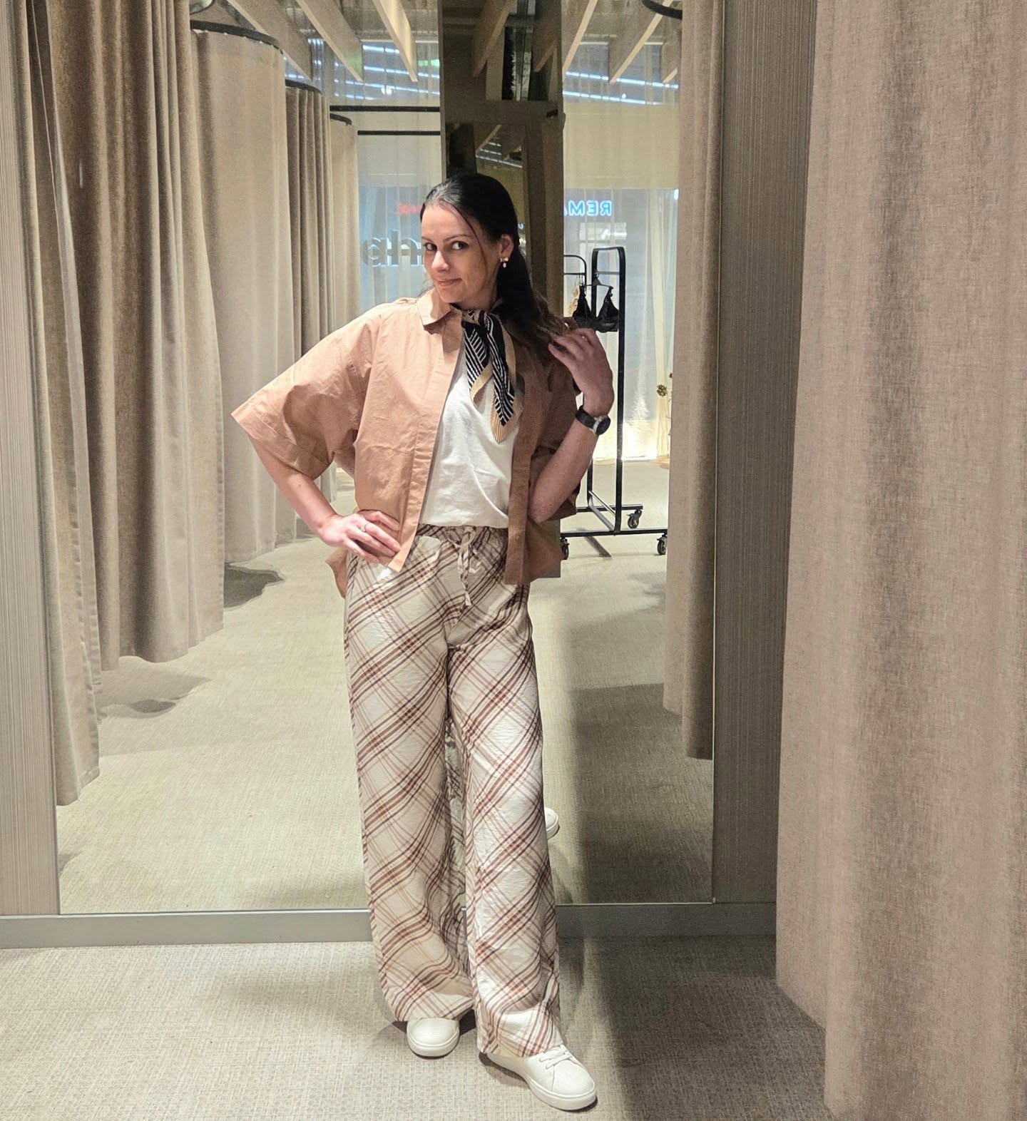 Ruutukuvioiset housut viskoosisekoitteesta - Beige - 7