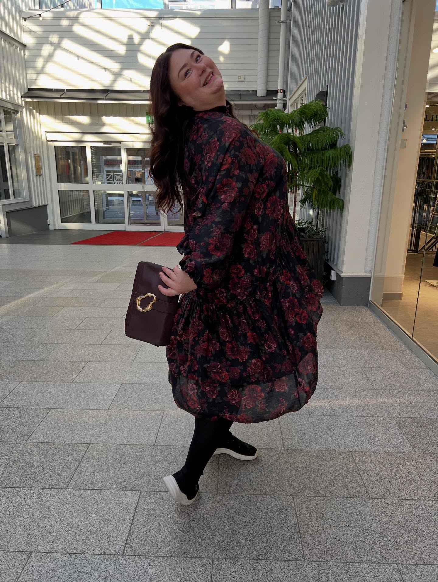Sukienka w kwiaty - Czarne - 6