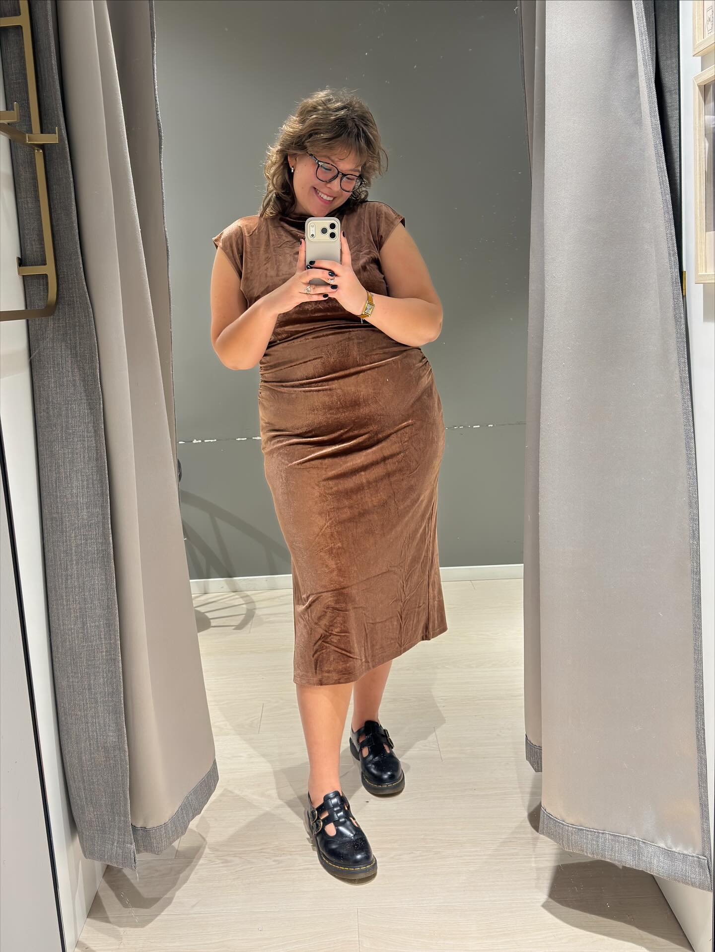 Fløyelskjole med cap sleeves - Brun - 8