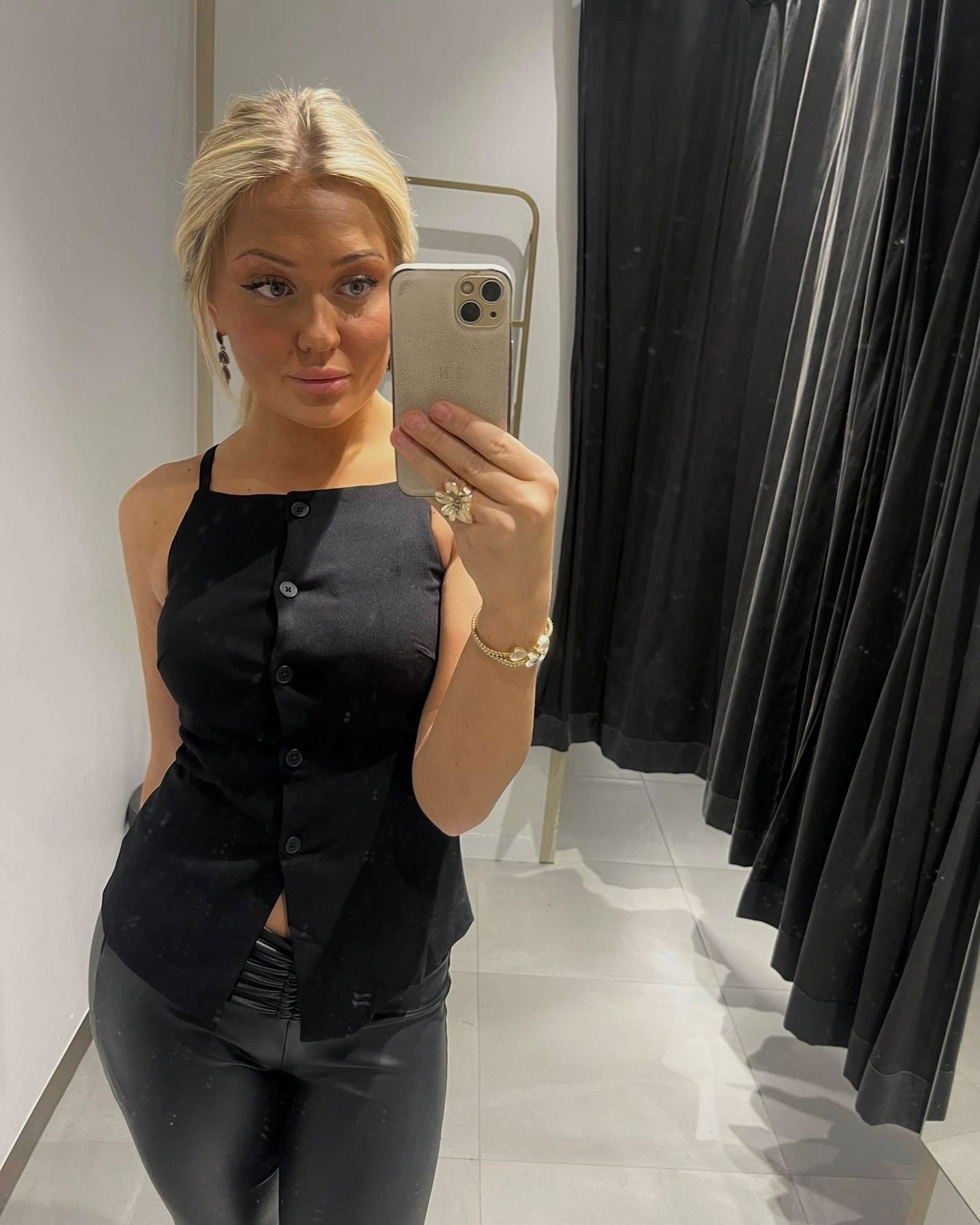 Top bez rękawów, z guzikami - Czarne - 10
