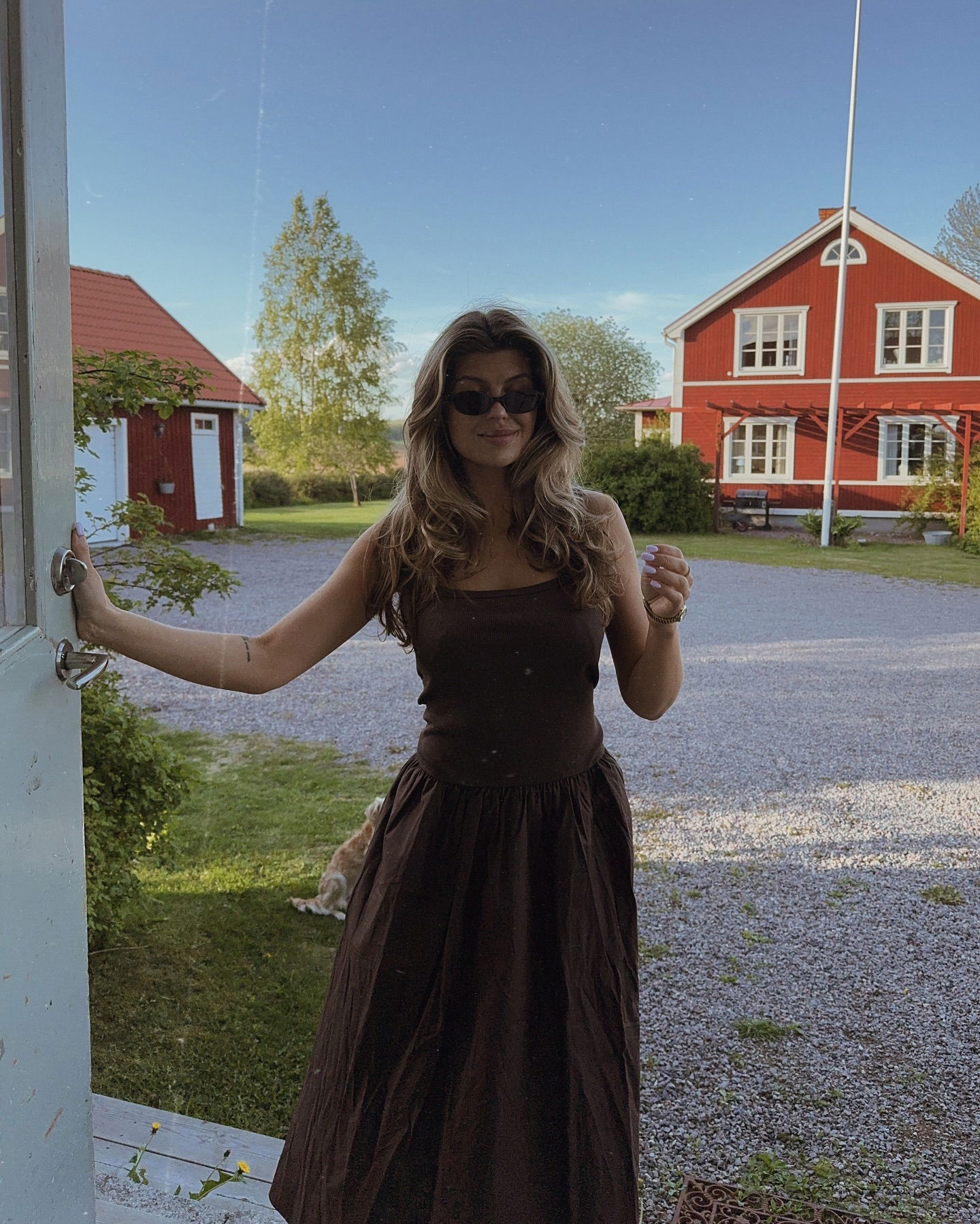 Mekko, jossa on levenevä hameosa - Tummanruskea - 9