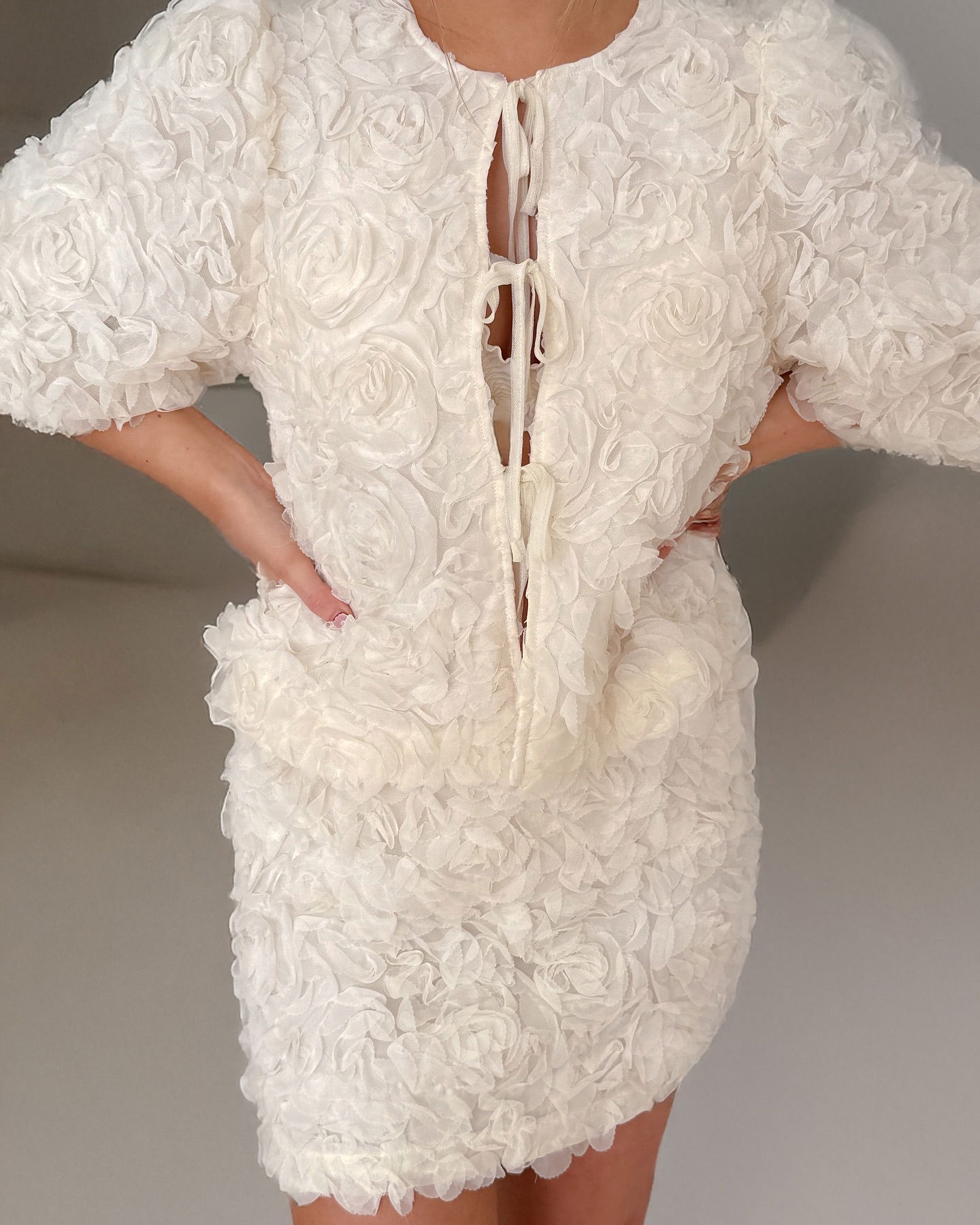 Bluse med puffermer og knyting - Offwhite - 8