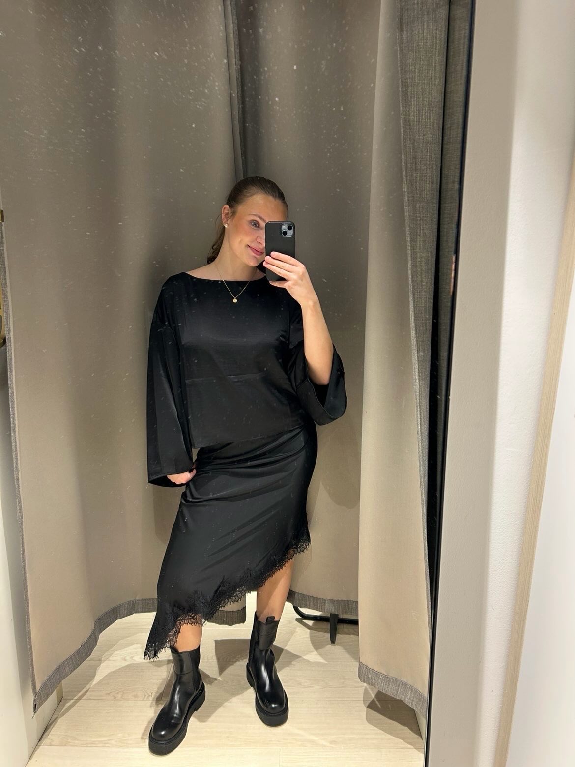 Satinkjol med spetskant - Svart - 6