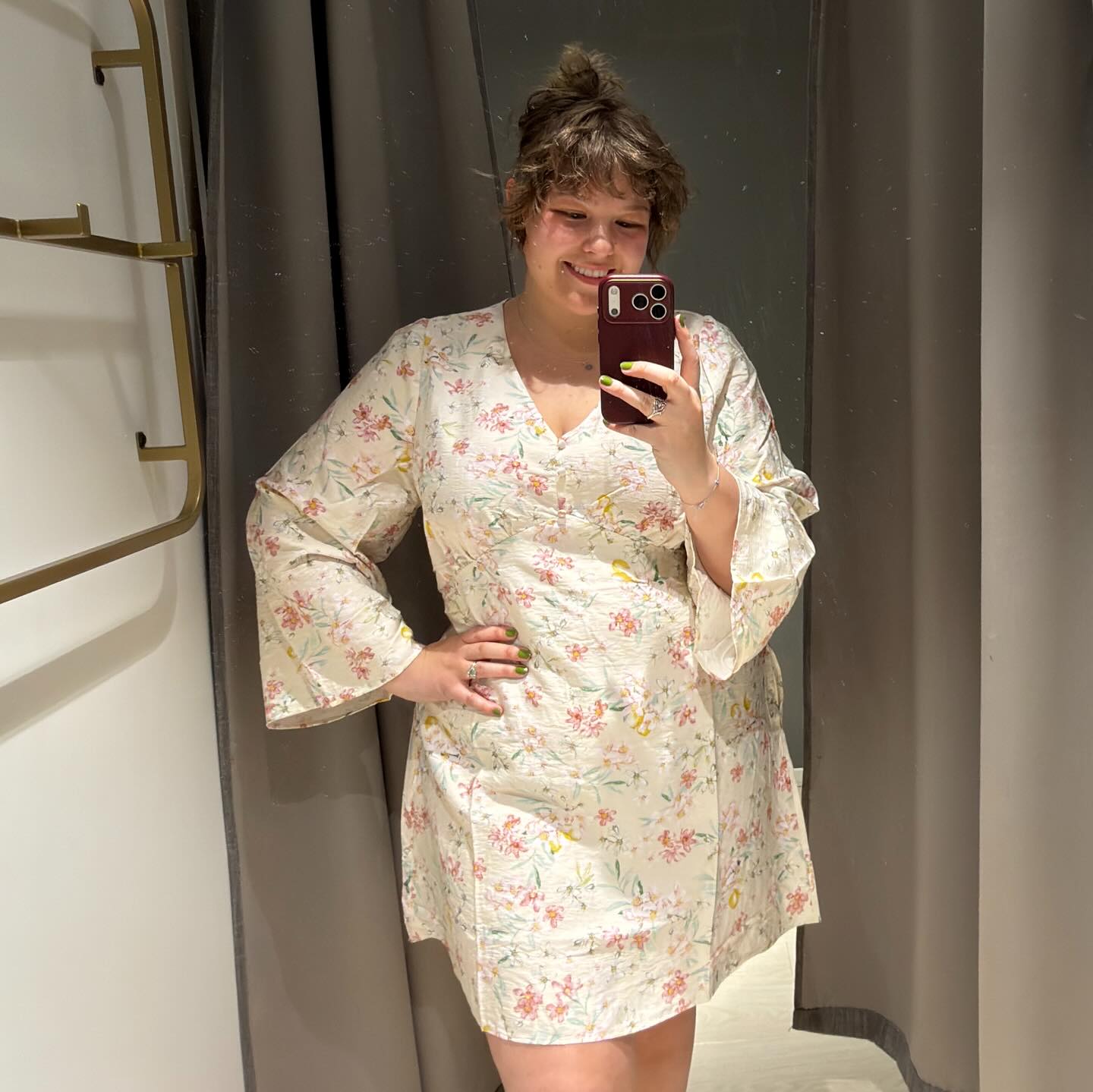 Blommig A-linjeformad klänning med V-ringning - Ljusbeige - 6