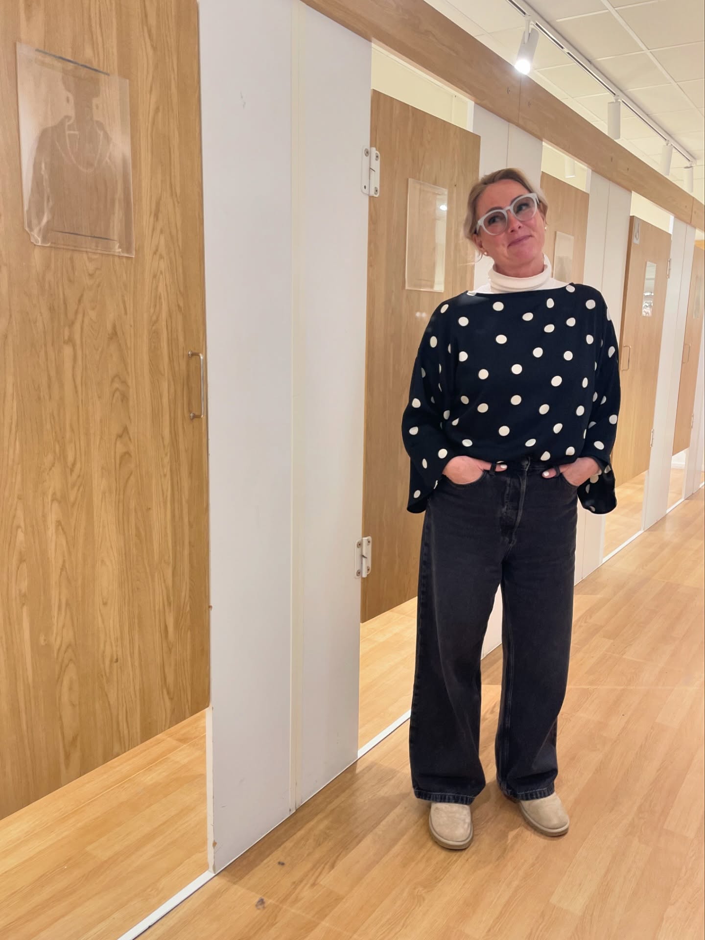 Satynowa bluzka w kropki - Czarne - 8