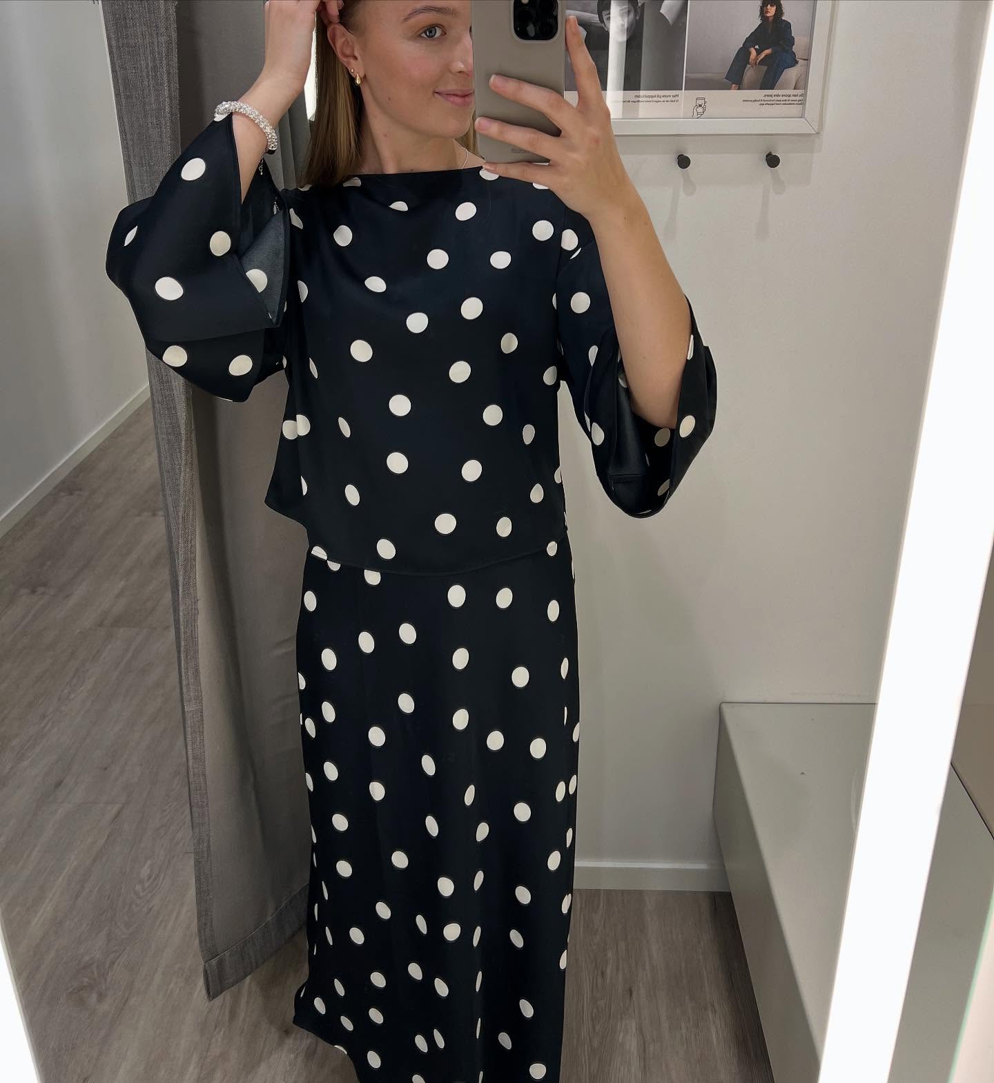 Satynowa bluzka w kropki - Czarne - 10