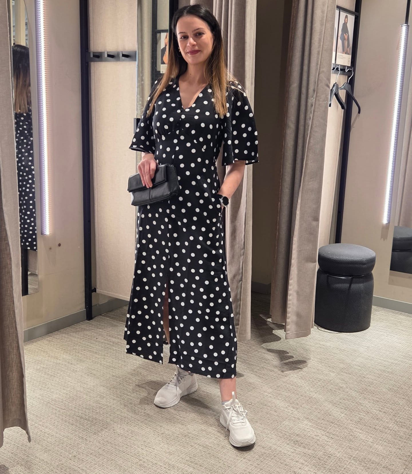 Sukienka w kropki, z guzikami - Czarne - 6