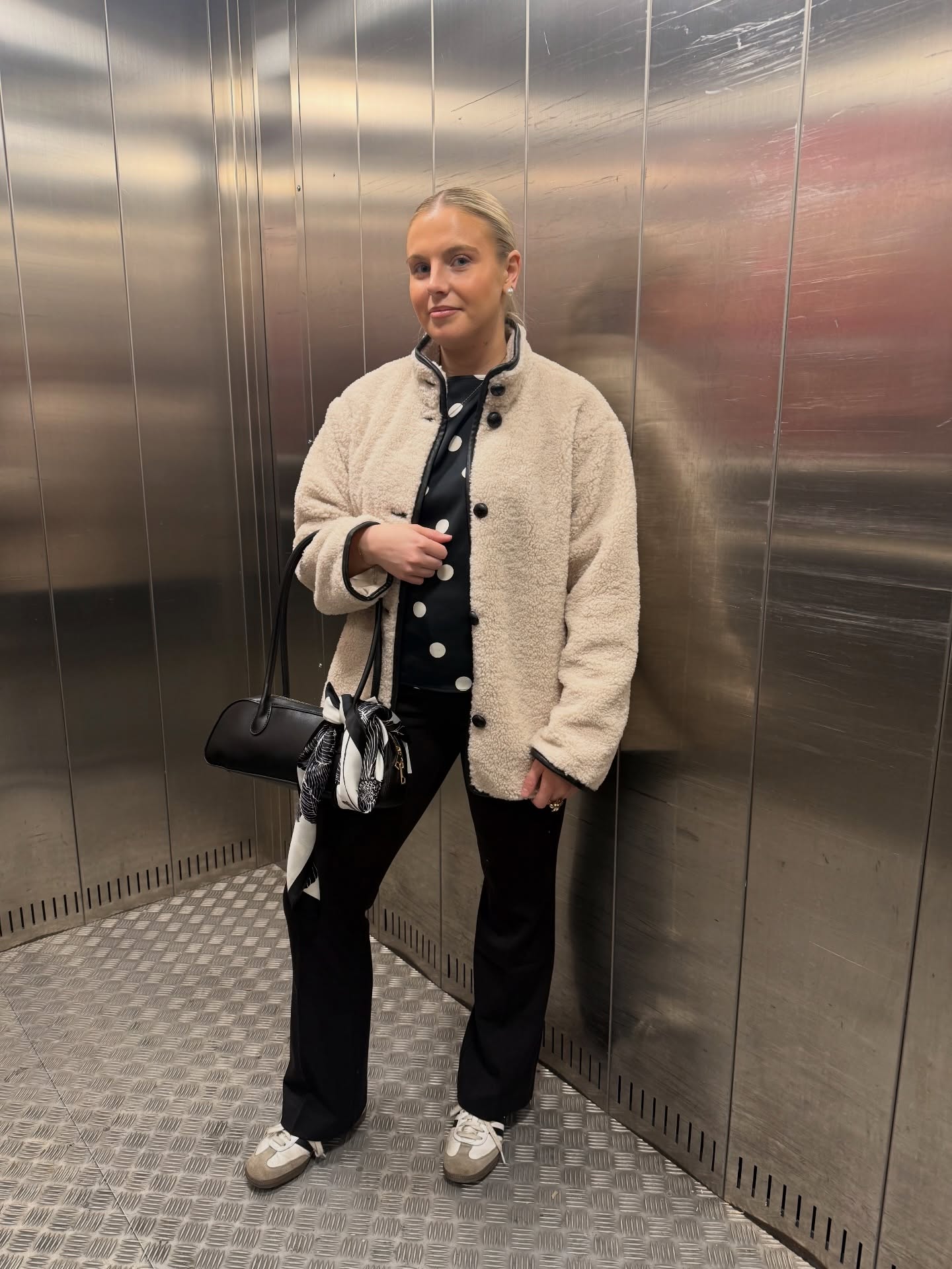 Prickig satinblus - Svart - 8