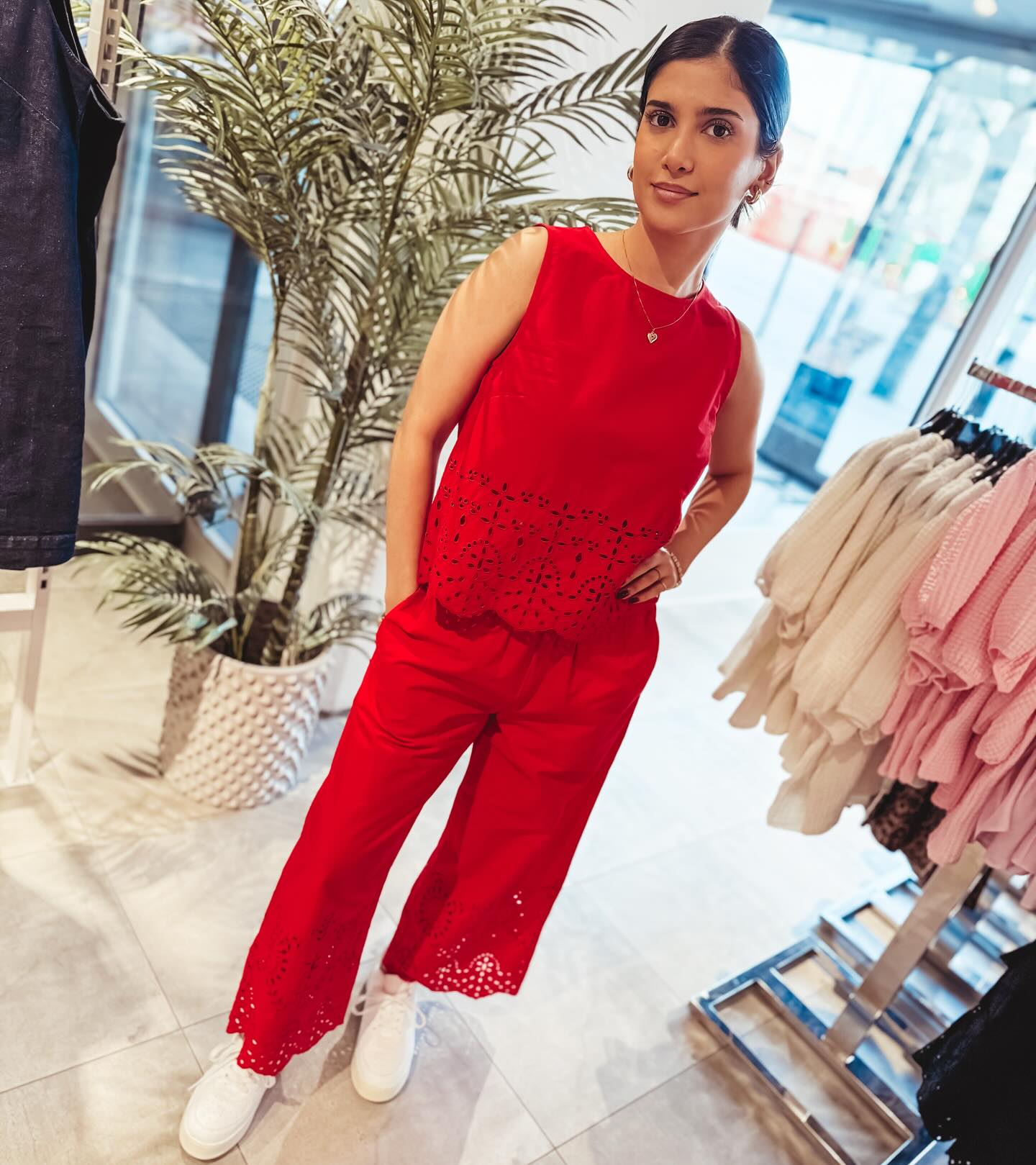 Ermeløs bluse med broderinger - Rød - 6