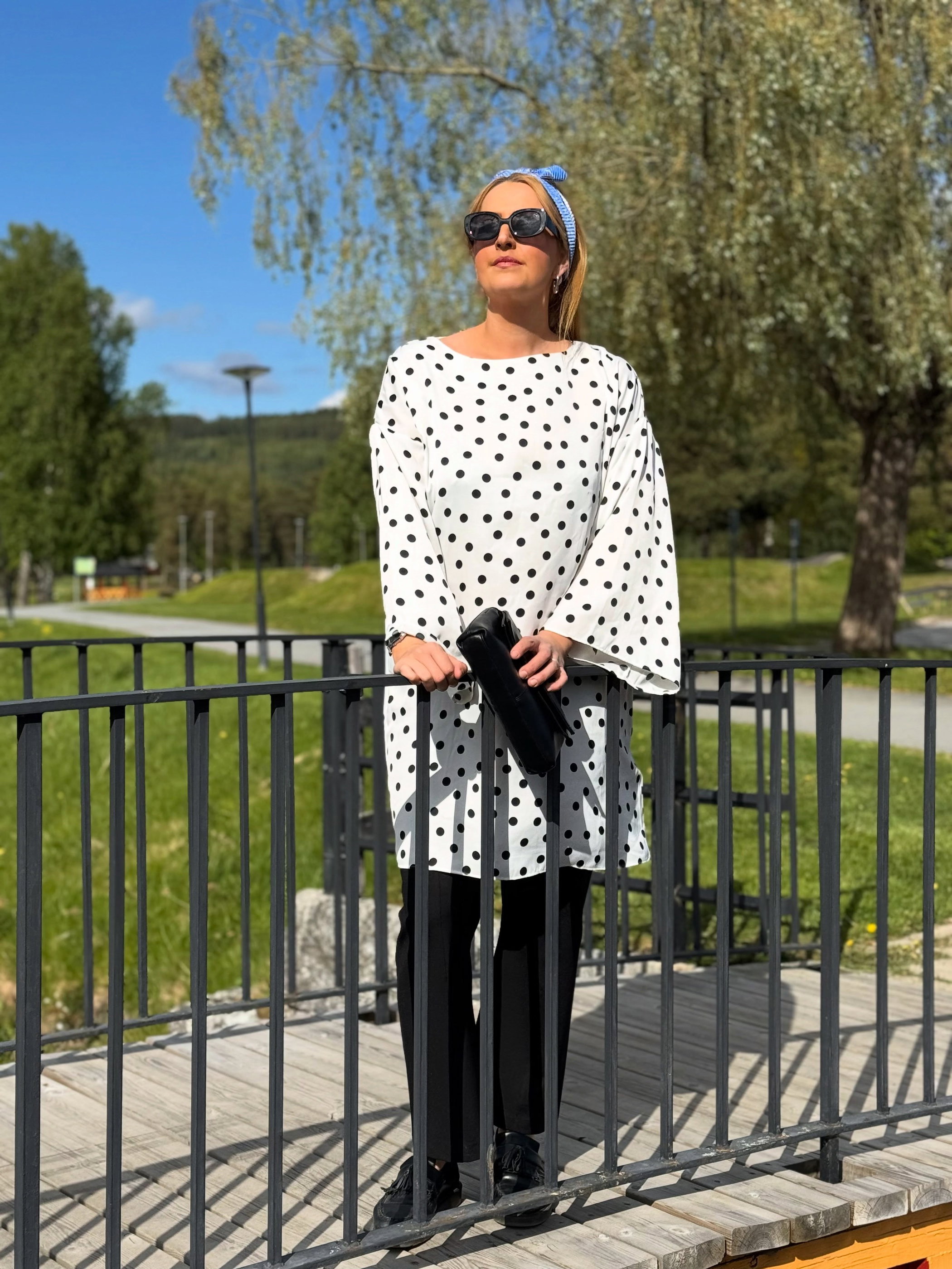 Satynowa sukienka w kropki, z szerokimi rękawami - Offwhite - 6