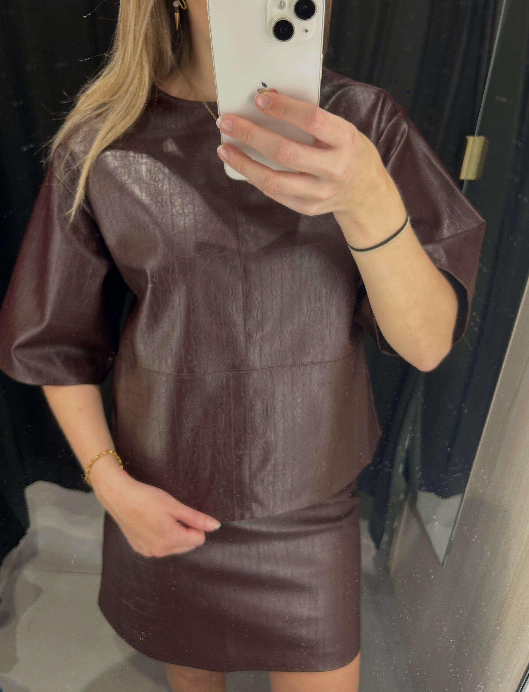 Kort kjol i skinnimitation med struktur - Vinröd - 5
