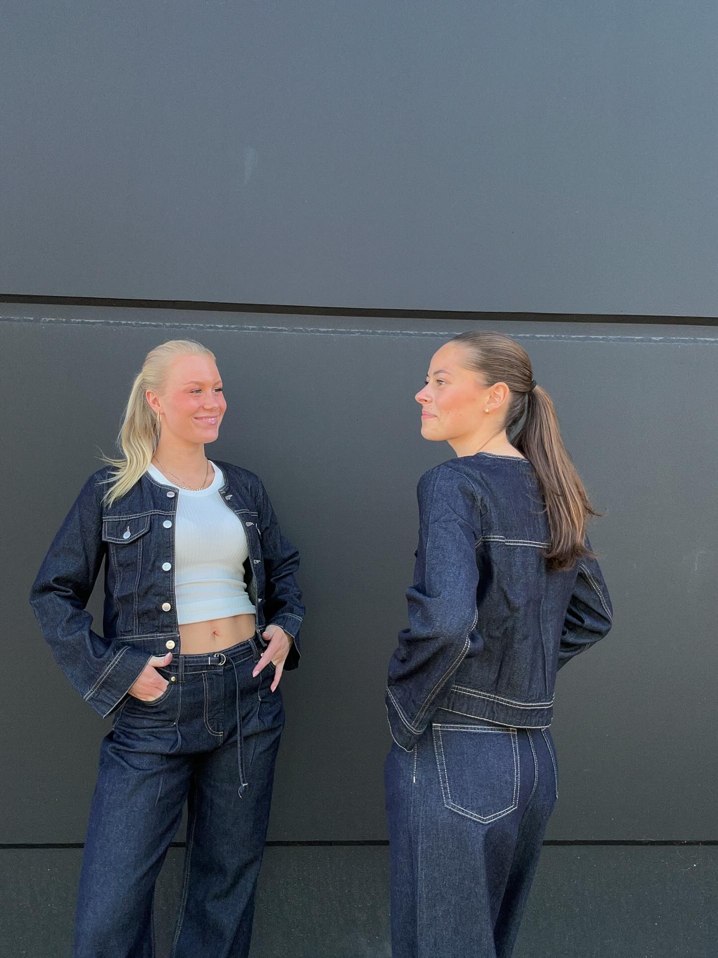 Lyhyemmän mallinen farkkutakki - Tumma denim - 7
