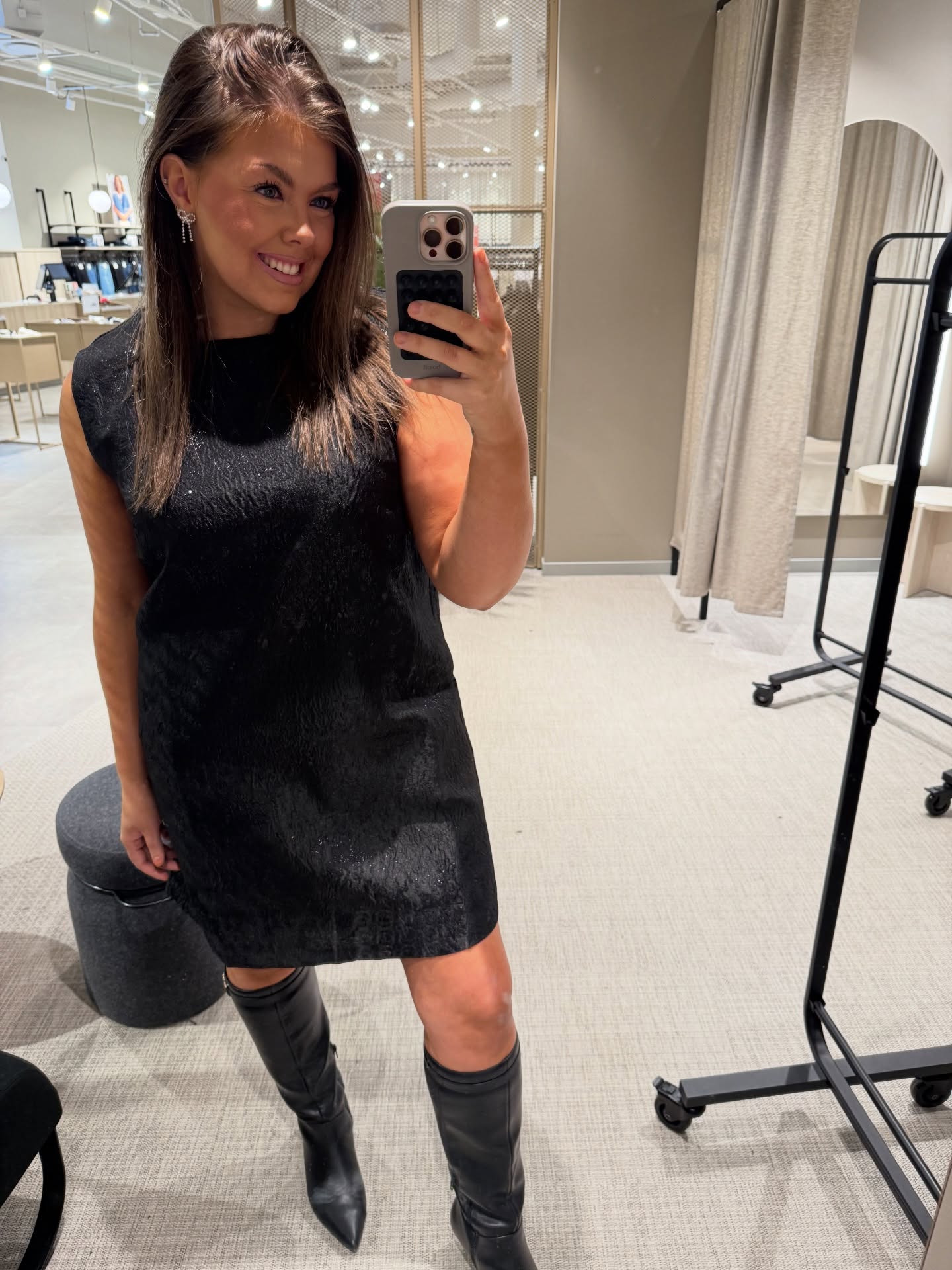 Brokadklänning med rosett - Svart - 9