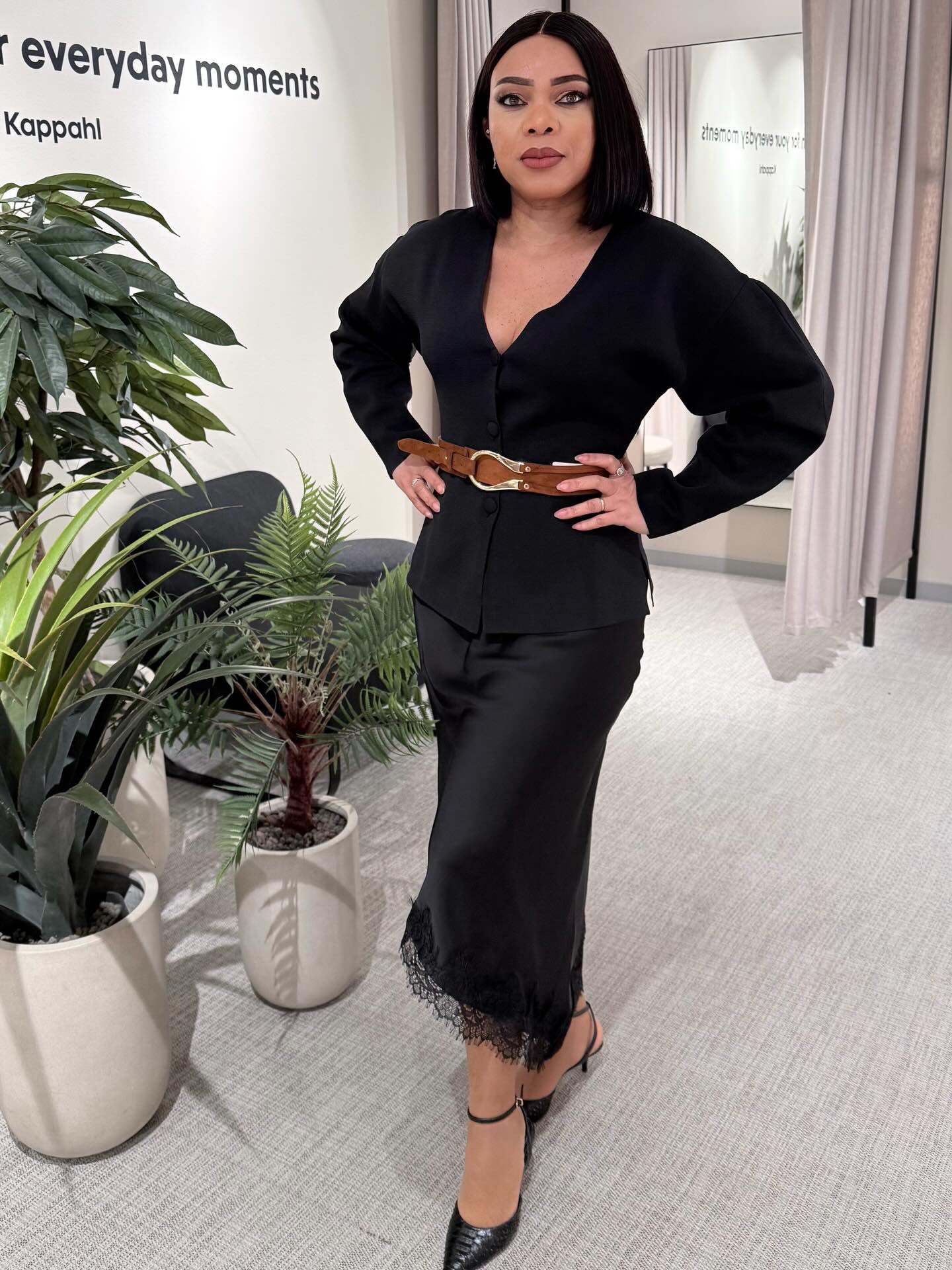 Satynowa spódnica z koronkową krawędzią - Czarne - 7