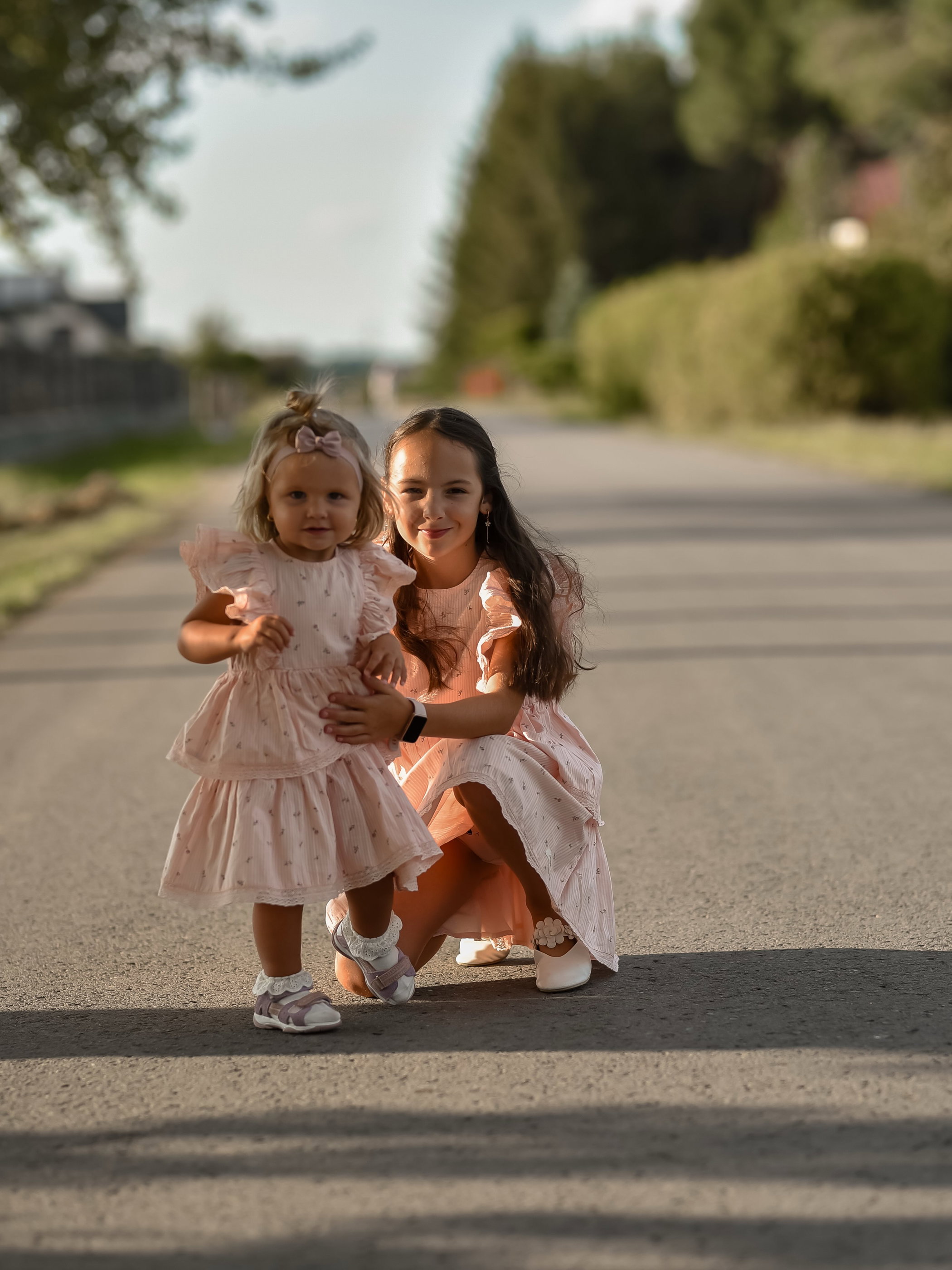 Liten blomstret kjole med volanger - Lyserosa - 7