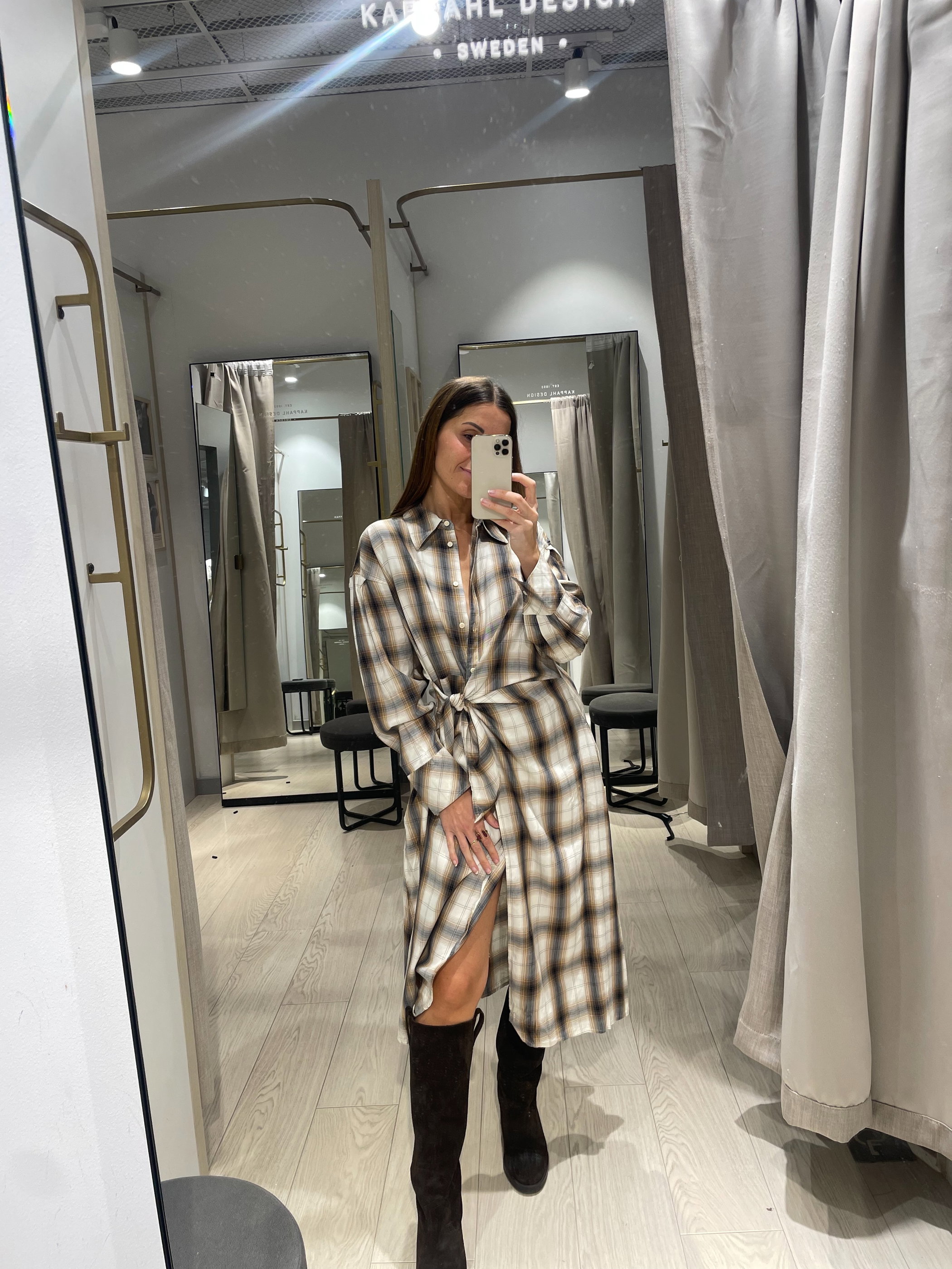 Rutig skjortklänning med knytdetalj - Beige - 6