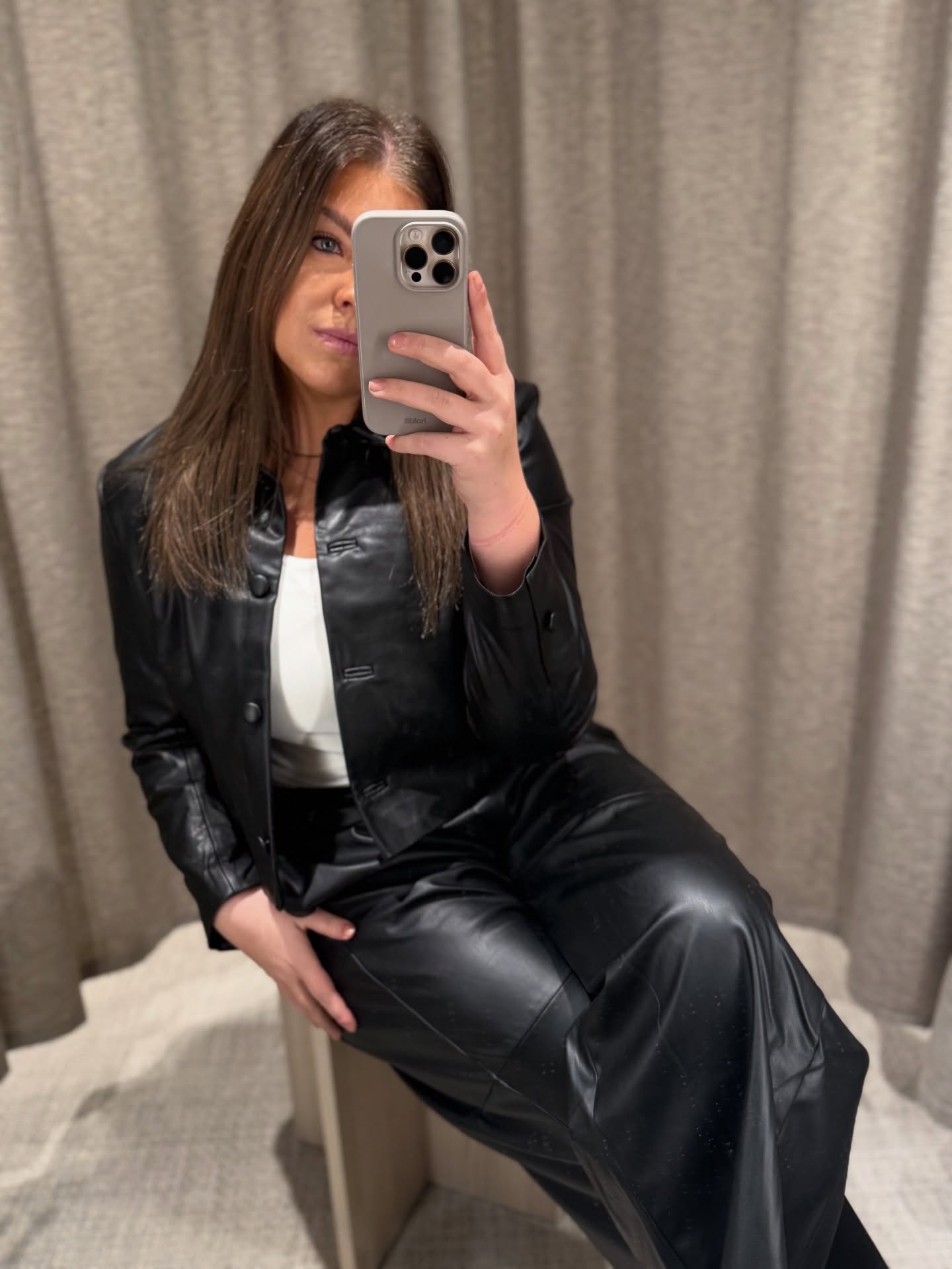 Lyhyt keinonahkatakki - Musta - 8