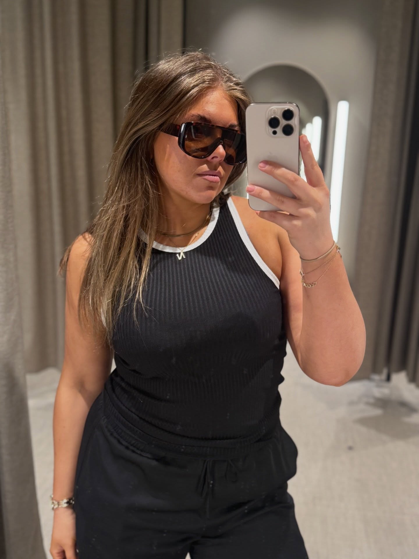 Prążkowana koszulka z kontrastowym wykończeniem - Czarne - 6