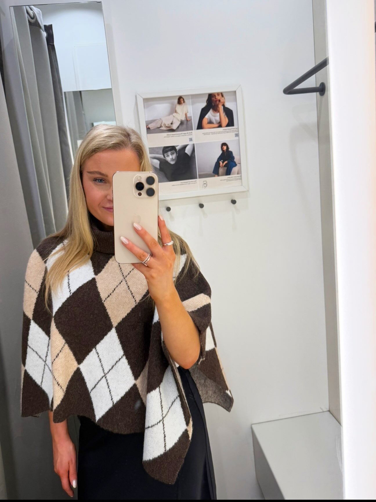Stickad poncho med polokrage och rutmönster - Brunmelerad - 7